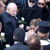 Marie (femme de Demis Roussos), le frère de Demis Roussos (chapeau noir), Emilie et Cyril (enfants de Demis Roussos) - Obsèques du chanteur Demis Roussos au premier cimetière d'Athènes en Grèce le 30 janvier 2015. 