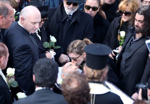 Marie (femme de Demis Roussos), le frère de Demis Roussos (chapeau noir), Emilie et Cyril (enfants de Demis Roussos) - Obsèques du chanteur Demis Roussos au premier cimetière d'Athènes en Grèce le 30 janvier 2015. 