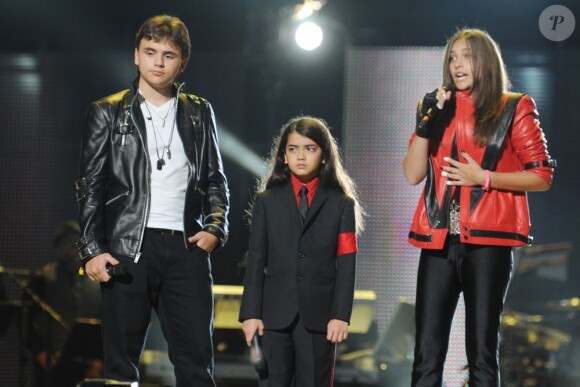 Prince Jackson, Blanket Jackson et Paris Jackson lors du concert hommage à leur père Michael Jackson au Millennium Stadium de Cardiff, le 8 octobre 2011.