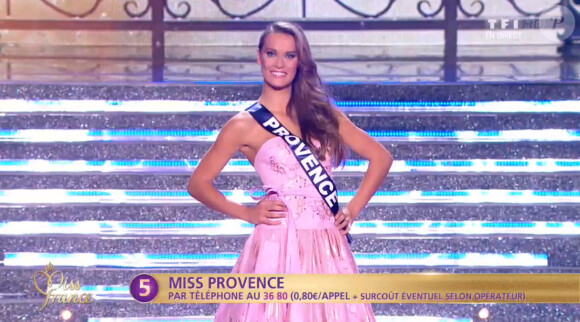 Miss Provence défile en robe de princesse lors de la cérémonie de Miss France 2015 sur TF1, le samedi 6 décembre 2014.