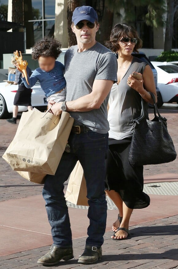 Halle Berry, son mari Olivier Martinez et leur fils Maceo lors d'une sortie shopping chez Burro à Malibu, le 25 janvier 2015