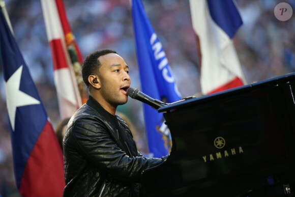 John Legend chantant 'America, the Beautiful' avant le Super Bowl 2015, le 1er février 2015.