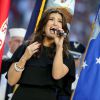 Idina Menzel chantant l'hymne américain, le 1er février 2015 avant le Super Bowl.