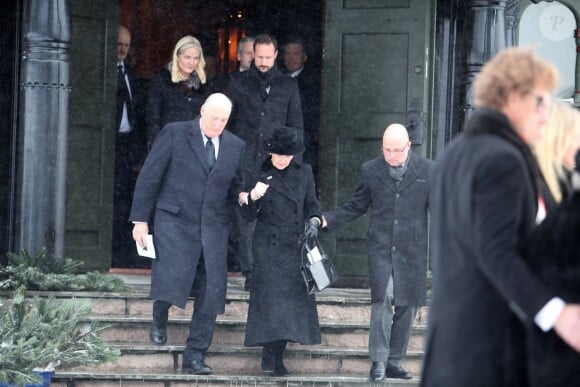 Le roi Harald V et la reine Sonja de Norvège, la princesse Mette-Marit et le prince Haakon de Norvège aux obsèques de Johan Martin Ferner, le 2 février 2015 en la chapelle d'Holmenkollen, en périphérie d'Oslo.