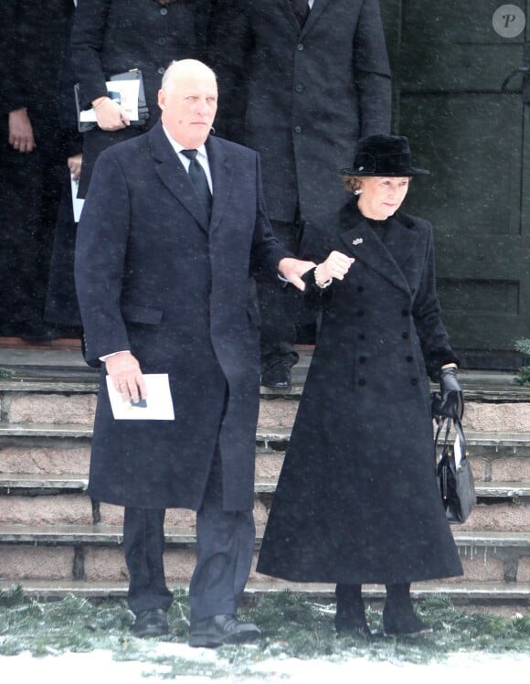 Le roi Harald V et la reine Sonja de Norvège aux obsèques de Johan Martin Ferner, le 2 février 2015 en la chapelle d'Holmenkollen, en périphérie d'Oslo.