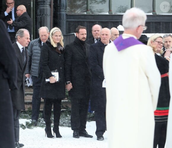 La princesse Mette-Marit, le prince Haakon et le roi Harald V de Norvège aux obsèques de Johan Martin Ferner, le 2 février 2015 en la chapelle d'Holmenkollen, en périphérie d'Oslo.