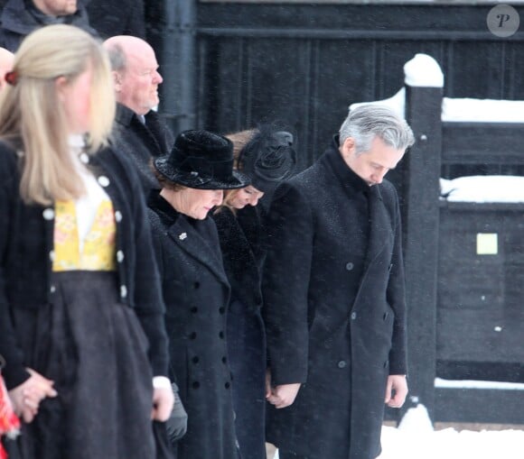 La reine Sonja, la princesse Märtha-Louise de Norvège et son mari Ari Behn aux obsèques de Johan Martin Ferner, le 2 février 2015 en la chapelle d'Holmenkollen, en périphérie d'Oslo.
