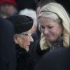 La princesse Mette-Marit de Norvège réconfortant la princesse Astrid aux obsèques de son mari Johan Martin Ferner, le 2 février 2015 en la chapelle d'Holmenkollen, en périphérie d'Oslo.