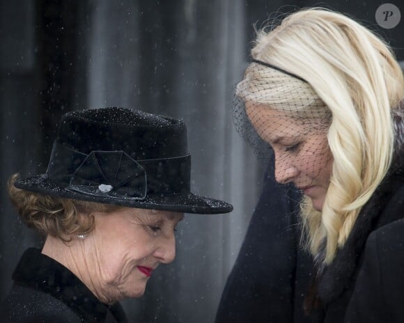 La princesse Mette-Marit de Norvège avec la reine Sonja aux obsèques de Johan Martin Ferner, le 2 février 2015 en la chapelle d'Holmenkollen, en périphérie d'Oslo.