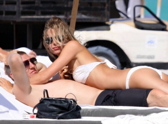 Le footballeur Bastian Schweinsteiger et Sarah Brandner en vacances à South Beach, à Miami, le 6 juin 2011.