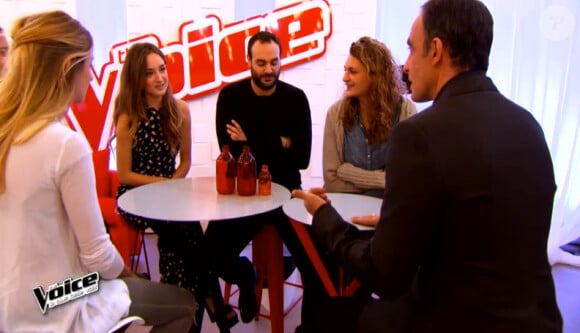 Clémence, entourée de ses proches, dans The Voice 4, sur TF1, le samedi 7 février 2015