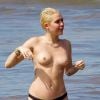 Exclusif - La chanteuse Miley Cyrus, seins nus, en pleine baignade à Hawaï avec son petit ami Patrick Schwarzenegger, le 20 janvier 2015.