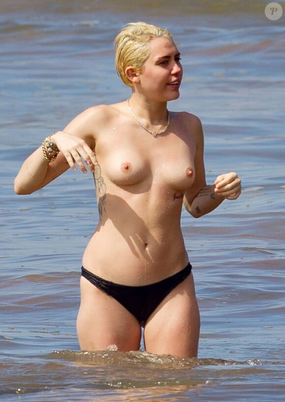 Exclusif - La chanteuse Miley Cyrus, seins nus, en pleine baignade à Hawaï avec son petit ami Patrick Schwarzenegger, le 20 janvier 2015.