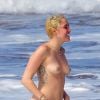 Exclusif - Miley Cyrus, topless, en pleine baignade à Hawaï, le 20 janvier 2015.