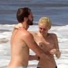 Exclusif - Miley Cyrus, seins nus, en pleine baignade à Hawaï avec son petit ami Patrick Schwarzenegger, le 20 janvier 2015.