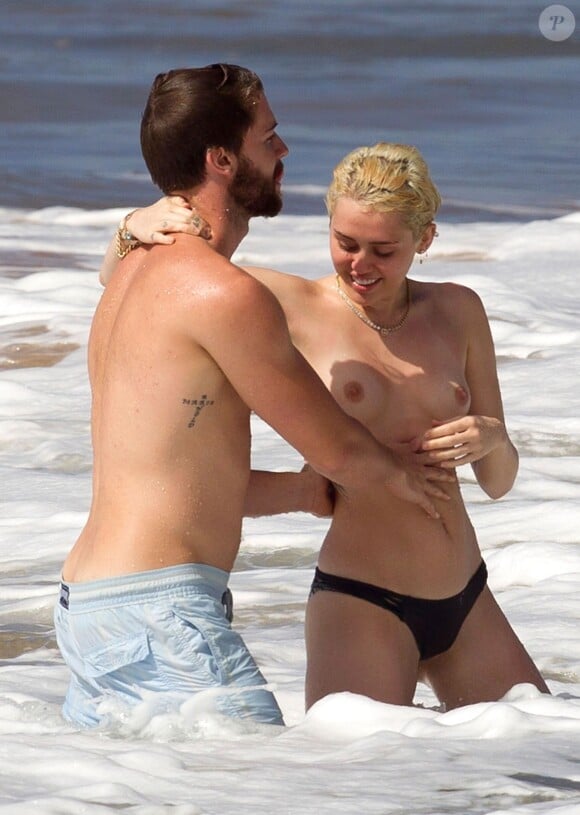 Exclusif - Miley Cyrus, seins nus, en pleine baignade à Hawaï avec son petit ami Patrick Schwarzenegger, le 20 janvier 2015.