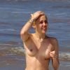 Exclusif - La chanteuse Miley Cyrus, topless, en pleine baignade à Hawaï avec son petit ami Patrick Schwarzenegger, le 20 janvier 2015.