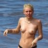 Exclusif - Miley Cyrus, topless, en pleine baignade à Hawaï avec son petit ami Patrick Schwarzenegger, le 20 janvier 2015.