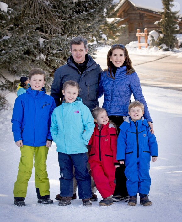 Le prince Frederik de Danemark, la princesse Mary et leurs enfants le prince Christian (9 ans), la princesse Isabella (7 ans), le prince Vincent et la princesse Josephine (4 ans) ont comme chaque année donné rendez-vous à la presse lors de vacances aux sports d'hiver à Verbier, en Suisse, le 8 février 2015.