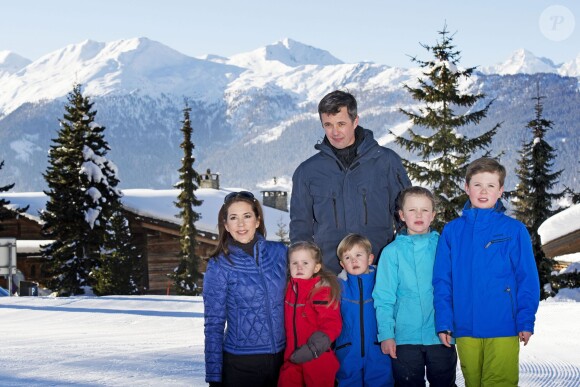 Le prince Frederik de Danemark, la princesse Mary et leurs enfants le prince Christian (9 ans), la princesse Isabella (7 ans), le prince Vincent et la princesse Josephine (4 ans) ont comme chaque année donné rendez-vous à la presse lors de vacances aux sports d'hiver à Verbier, en Suisse, le 8 février 2015.