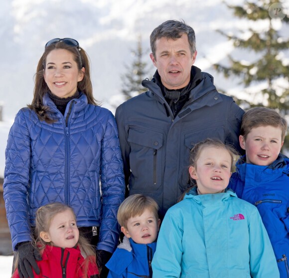 Le prince héritier Frederik de Danemark, la princesse Mary et leurs enfants le prince Christian (9 ans), la princesse Isabella (7 ans), le prince Vincent et la princesse Josephine (4 ans) ont comme chaque année donné rendez-vous à la presse lors de vacances aux sports d'hiver à Verbier, en Suisse, le 8 février 2015.