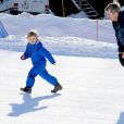  Le prince héritier Frederik de Danemark, la princesse Mary et leurs enfants le prince Christian (9 ans), la princesse Isabella (7 ans), le prince Vincent et la princesse Josephine (4 ans) ont comme chaque année donné rendez-vous à la presse lors de vacances aux sports d'hiver à Verbier, en Suisse, le 8 février 2015. 