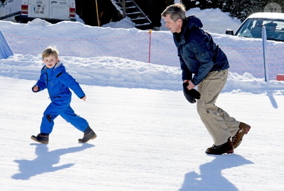 Le prince héritier Frederik de Danemark, la princesse Mary et leurs enfants le prince Christian (9 ans), la princesse Isabella (7 ans), le prince Vincent et la princesse Josephine (4 ans) ont comme chaque année donné rendez-vous à la presse lors de vacances aux sports d'hiver à Verbier, en Suisse, le 8 février 2015.