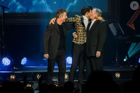 Exclusif - Vincent Niclo avec son frère Stéphane à la guitare et son père Claude à la batterie le temps d'une chanson en concert à l'Olympia à Paris le 8 février 2015.