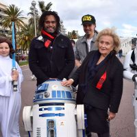 Bernadette Chirac très copine avec R2-D2 pour les Pièces Jaunes