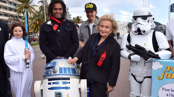 Bernadette Chirac très copine avec R2-D2 pour les Pièces Jaunes