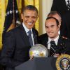 Barack Obama et Landon Donovan à la Maison Blanche lors des célébrations du titre de champion de la MLS, le 26 mars 2013 à Washington