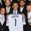Barack Obama encadré par David Beckham et Landon Donovan à la Maison Blanche à Washington, le 15 mai 2012