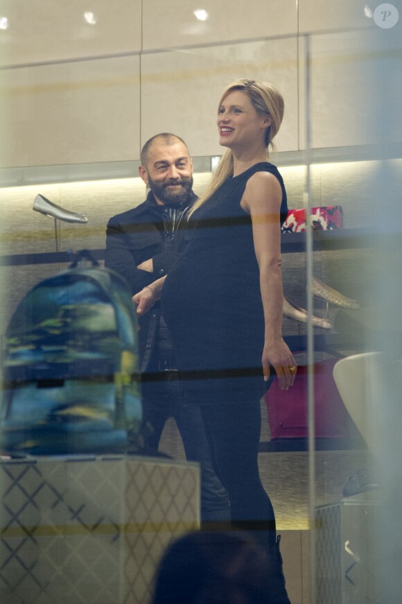 Michelle Hunziker enceinte fait du shopping dans à la boutique Longchamp à Milan, en Italie, le 10 février 2015.