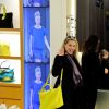 Michelle Hunziker enceinte fait du shopping dans la boutique Longchamp à Milan, en Italie, le 10 février 2015.