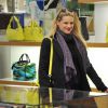 La jolie Michelle Hunziker enceinte fait du shopping dans la boutique Longchamp à Milan, en Italie, le 10 février 2015.