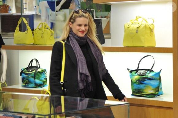 La jolie Michelle Hunziker enceinte fait du shopping dans la boutique Longchamp à Milan, en Italie, le 10 février 2015.