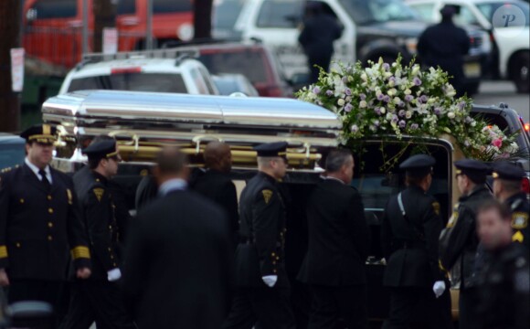 Les proches et les amis de Whitney Houston étaient réunis pour ses funérailles en l'église New Hope Baptist à Newark le 18 février 2012