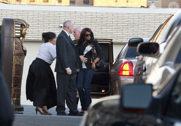 Bobbi Kristina au funerarium de Newark où se trouve le corps de sa mère Whitney Houston, le 17 février 2012