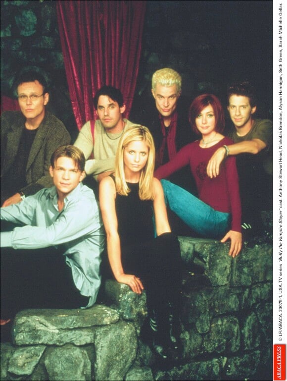 L'équipe de Buffy contre les vampires réunie autour de Srah Michelle Gellar