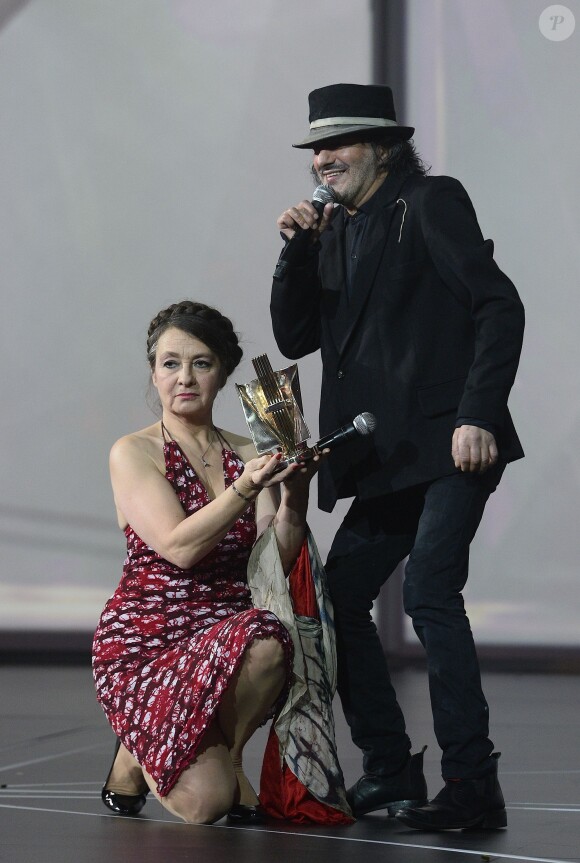 Catherine Ringer et Rachid Taha lors de la soirée des 30e Victoires de la Musique au Zénith de Paris, le 13 février 2015, juste avant de quitter la scène au terme d'une séquence très rock'n'roll...