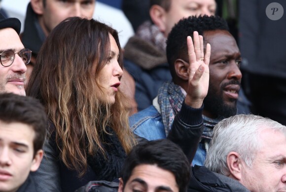 Thomas Ngijol et sa compagne Karole Rocher lors du match entre le Paris Saint-Germain et Caen au Parc des Princes à Paris, le 14 février 2015