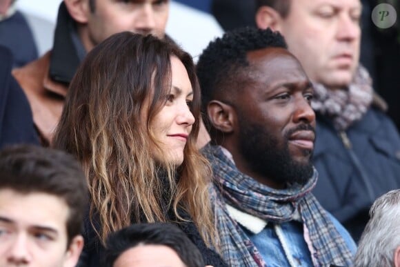 Thomas Ngijol et sa compagne Karole Rocher lors du match entre le Paris Saint-Germain et Caen au Parc des Princes à Paris, le 14 février 2015