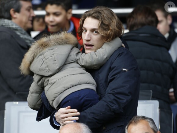 Jean Sarkozy et son fils Solal lors du match entre le Paris Saint-Germain et Caen au Parc des Princes à Paris, le 14 février 2015