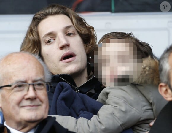 Jean Sarkozy et son fils Solal lors du match entre le Paris Saint-Germain et Caen au Parc des Princes à Paris le 14 février 2015