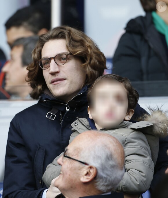 Jean Sarkozy et son fils Solal lors du match entre le Paris Saint-Germain et Caen au Parc des Princes à Paris le 14 février 2015
