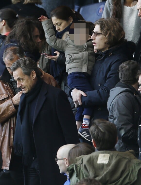 Nicolas Sarkozy avec son fils Jean et son petit-fils Solal lors du match entre le Paris Saint-Germain et Caen au Parc des Princes à Paris le 14 février 2015