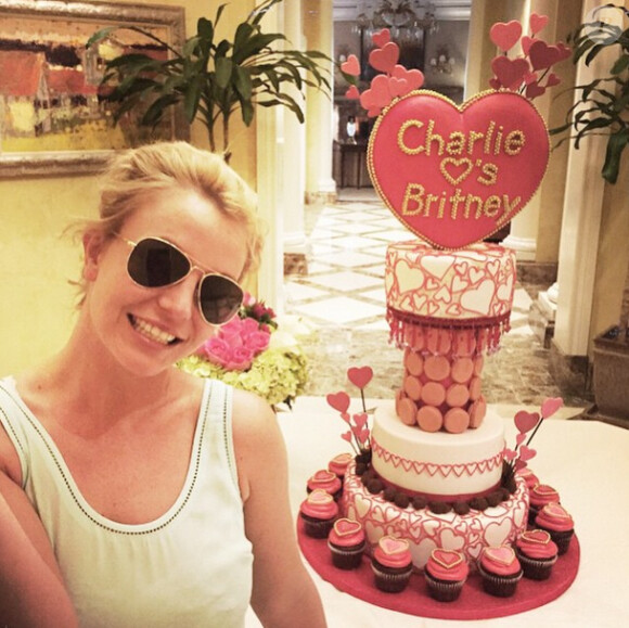 Britney Spears a reçu une somptueuse pièce montée faite de macarons, cupcakes et chocolats, pour la Saint-Valentin, le samedi 14 février 2015.