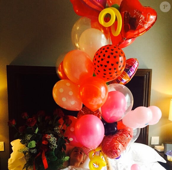 Miley Cyrus s'est vu offrir par son chéri Patrick de nombreux ballons, pour la Saint-Valentin, le samedi 14 février 2015.