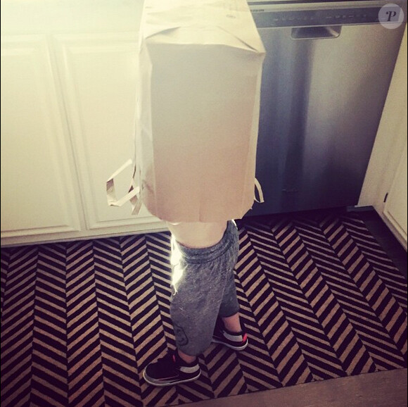 Hilary Duff poste une photo de son fils Luca, un sac en papier sur la tête, pour la Saint-Valentin, le samedi 14 février 2015.