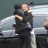 Cameron Diaz retrouve une amie à elle devant son studio de danse à Los Angeles le 7 février 2015 